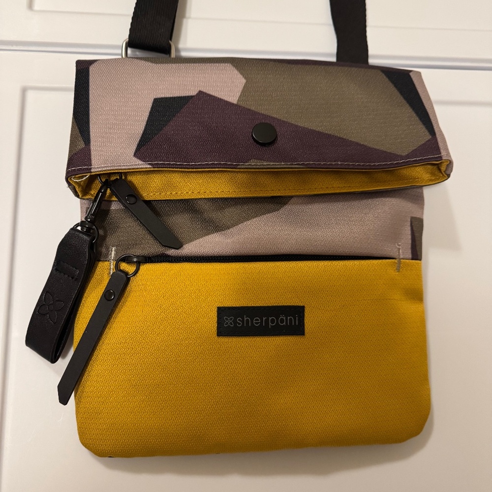 Sherpani Small Crossbody Bag. NWOT
